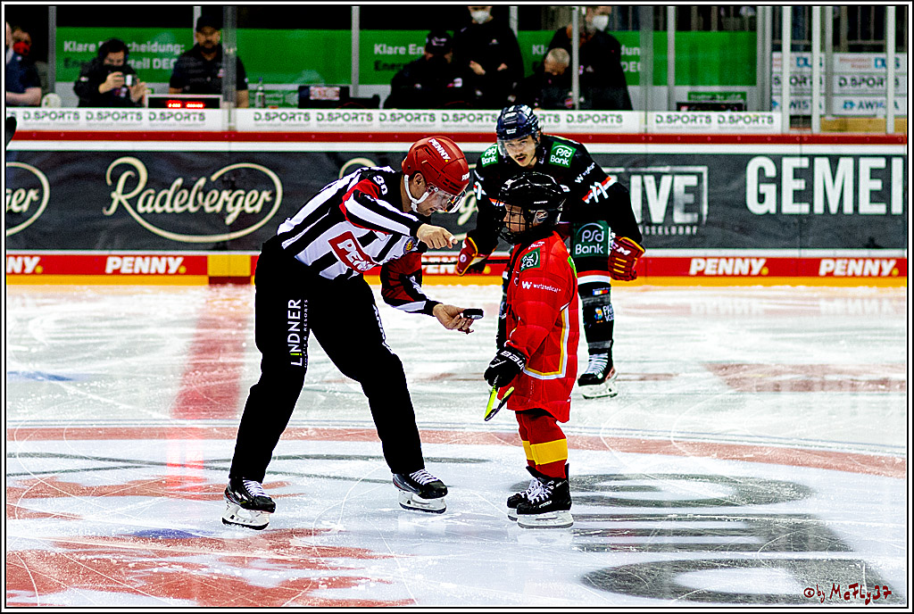 PENNY DEL Viertelfinale 4. Spiel; Duesseldorfer EG - Red Bull Muenchen; Duesseldorf, 16.04.2022